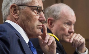 Le secrétaire à la Défense Chuck Hagel (g) et le général Martin Dempsey (d), plus haut gradé américain, durant son audition au Sénat à Washington le 16 septembre 2014