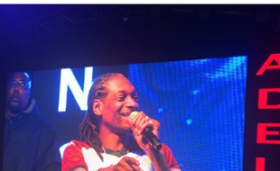 Snoop Dogg portant le maillot de l'UBB.