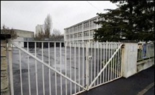 Les deux jeunes hommes de 23 et 18 ans qui avaient agressé deux institutrices, lundi à Châlons-en-Champagne, ont été condamnés mercredi par le tribunal correctionnel de la ville à respectivement 7 mois de prison ferme et 6 mois dont 5 avec sursis.