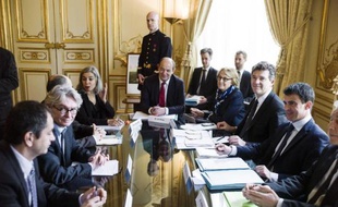 Jean-Claude Mailly (G) face à Arnaud Montebourg et Manuel Valls le 11 avril 2014 à l'hHôtel Matignon à Paris