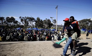 Des réfugiés en attente d'évacuation dans la ville de Misrata, en Libye, le 31 mars 2011.