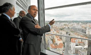 Gérard Collomb est conscient de l'attractivité du WTC lyonnais au sommet de la Tour Oxygène.
