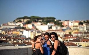Le mythique tram de la ligne 28 qui se fraie un chemin à travers les ruelles étroites et escarpées de Lisbonne ne désemplit pas. La Ville blanche, tout comme l'Algarve, est prise d'assaut par les touristes étrangers, une aubaine pour le pays en crise.