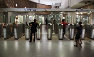 LE 24 mai 2011. Passage des tourniquets la station Olympiade.