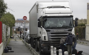 Des policiers sur les lieux de l'agression de deux de leurs collègues à Champigny-sur-Marne (Val-de-Marne) en marge d'une soirée de Nouvel An.