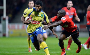 Le Clermontois Noa Nakaitaci (à gauche) face à Oyonnax,