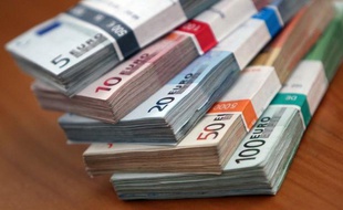L'euro se stabilisait face au dollar lundi, jour férié dans la plupart des pays européens, les investisseurs présents jouant la prudence avant les réunions de plusieurs banques centrales jeudi et alors que l'Italie se cherche toujours un gouvernement.