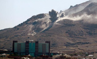 Un dépôt d'armes frappé part un raid aérien de la coalition près de Sanaa, la capitale du Yémen, le 15 octobre 2015