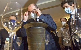 Le Premier ministre Jean Castex avec des viticulteurs dans un domaine AOC à Menetou-Salon, mercredi 5 août 2020.