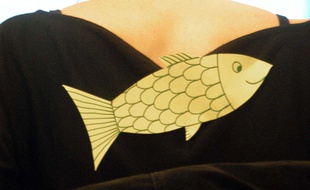 Un poisson d'avril dans le dos de quelqu'un.