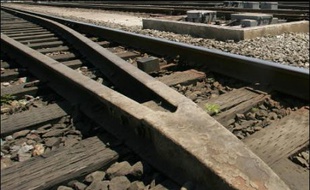 Trente personnes ont été tuées et plusieurs dizaines ont été blessées dans la nuit de mercredi à jeudi à la suite du déraillement d'un train dans le centre de la République démocratique du Congo (RDC), a-t-on appris auprès d'une société des chemins de fer.