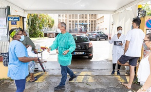 Lors de tests de dépistage à Cayenne, en Guyane, le 23 juin.