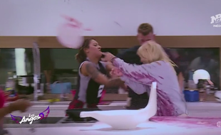 Rawell (à gauche) a vidé une bouteille de jus de raisin sur Mélanie (à droite), qui a jeté un plat pour se venger.