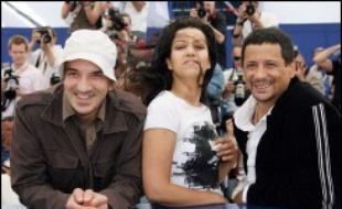 Le cinéaste franco-algérien Rabah Ameur-Zaïmeche dénonce "le manque de liberté des femmes algériennes" dans "Bled number one", une "lettre d'amour adressée à l'Algérie" qui porte un regard lucide sur l'Algérie d'aujourd'hui et d'hier.