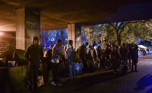 Des migrants sur le point d'être évacués par les forces de l'ordre à Paris, le 7 novembre 2019.