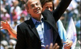 Le candidat de gauche Andres Manuel Lopez Obrador, lègerement favori selon les sondages, et celui de droite Felipe Calderon s'affrontaient dimanche dans les urnes lors de l'élection présidentielle au Mexique.
