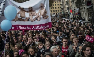 Des centaines de milliers de tracts, des TGV spéciaux et des centaines de cars, des collages d'affiches et des débats : les opposants au mariage homosexuel battent le rappel partout en France avant leur manifestation dimanche à Paris, le tout dans un contexte de forte tensions politiques.