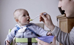 Photo d'illustration d'un père et son enfant