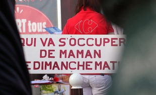 Des salariés de grande distribution en grève, ici pour protester contre l'ouverture d'un supermarché Carrefour Market le dimanche matin près de Rennes.