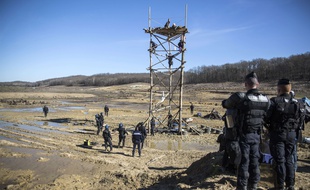 Des gendarmes tentent en 2015 de déloger les occupants de la Zad sur le site de construction du barrage de Sivens dans le Tarn.