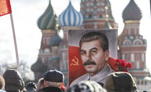 Les partisans du parti communiste tiennent un portrait de Staline sur la Place Rouge à Moscou, le 5 mars 2021.