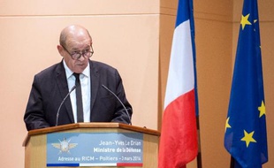 Le ministre de la Défense Jean-Yves Le Drian le 3 mars 2014 à Poitiers