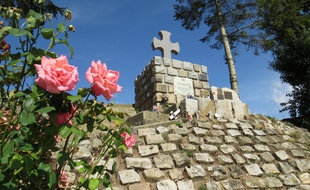 Le monument à la croix, en hommage aux soldats australiens sans sépulture, entre Bullecourt et Riencourt, dans le Pas-de-Calais.