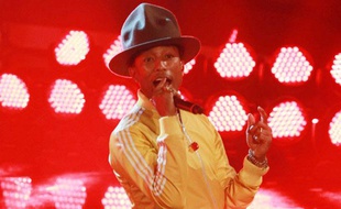 Pharrell Williams, en live à la télé allemande le 22 février 2014, a été ambassadeur officiel du bonheur de l'ONU en 2014.