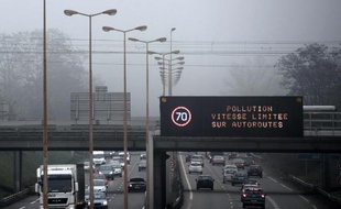 Un panneau annnonçant une limitation de la vitesse sur une autoroute près de Strasbourg en raison de la pollution de l'air, le 12 décembre 2013