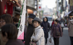Un couple âgé dans le quartier de Sugamo, à Tokyo, prisé des seniors.