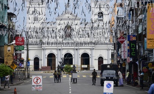 Des soldats se tiennent devant l'église Saint Anthony de Colombo où a eu lieu l'un des attentats meurtriers de Pâques.