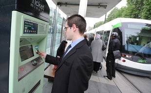 NANTES, le 11/04/2011 Augmentation des tickets de la TAN, le rseau de transports de Nantes