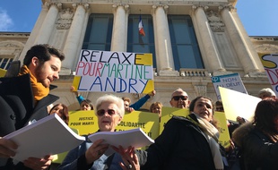 Martine Landry (2e en partant de la gauche) devant le palais de justice de Nice en 2018