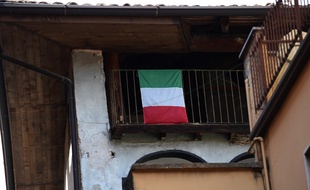 Un drapeau italien au balcon d'un village de Lombardie, le 24 mars 2020.