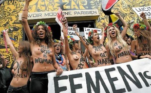 Les féministes du collectif Femen ont manifesté seins nus mardi dans le quartier de Château-rouge, à Paris (18e).