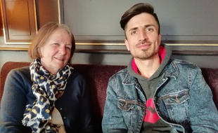 Christine est famille d'accueil bénévole pour les réfugiés à Lyon et héberge Farhad, venu de l'Afghanistan, depuis le mois de mars.