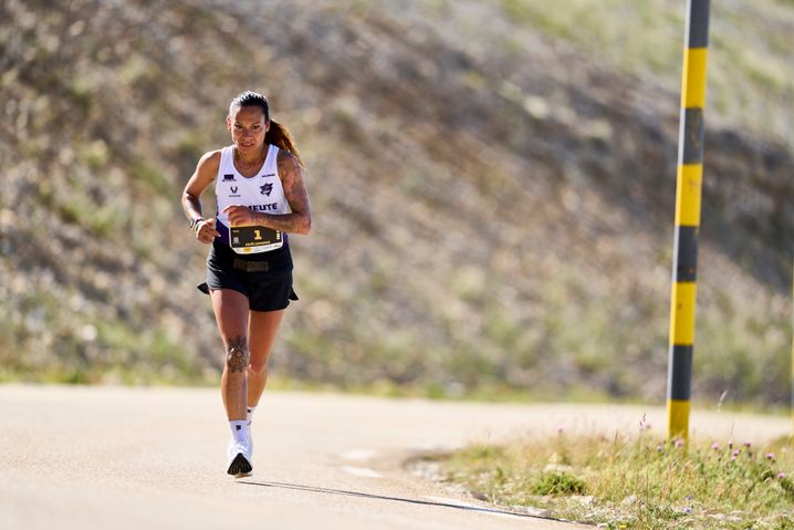 Anaïs Quemener domptant les 1.610 m de dénivelé positif du semi-marathon du mont Ventoux. L'athlète a remporté deux fois la course en 2023 et 2024.