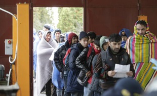 Des migrants se font enregistrer à Lendava en Slovénie après avoir traversé la frontière croate, le 17 octobre 2015