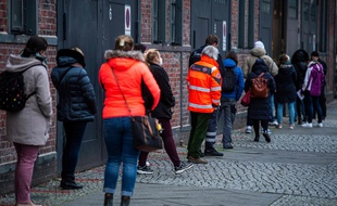 Des Allemands patientent pour se faire vacciner, à Berlin, le 29 décembre 2020.