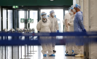 Une équipe médicale à l'aéroport de Milan.