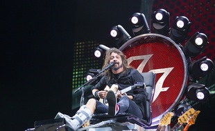 Dave Grohl et sa jambe cassée au Milton Keynes Bowl en 2015