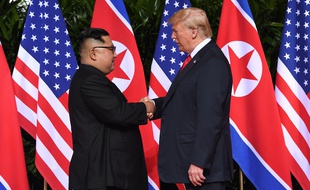 Kim Jong-un et Donald Trump échangent une poignée de main historique, à Singapour le 12 juin 2018.