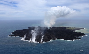La nouvelle île apparue en novembre 2013 au Japon près de celle de Nishinoshima, vue ici en juin 2014.
