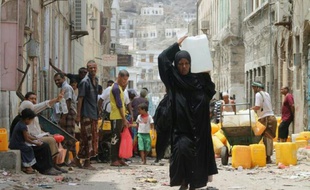 Des civils dans les rues d'Aden, au sud du Yémen, le 19 juillet 2015
