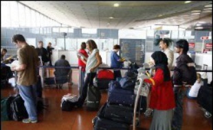 Les trois autres très grands aéroports européens que sont Francfort, Paris-Charles-de-Gaulle et Amsterdam-Schiphol prévoyaient un retour à la normale vendredi, en dépit de quelques retards. Des retards et des annulations restaient possible sur la liaison Amsterdam-Londres.