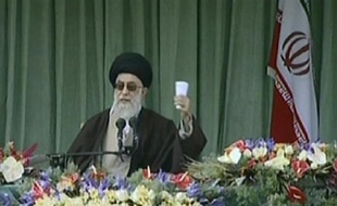 Le guide suprême iranien, l'ayatollah Ali Khamenei, a répondu samedi au président Barack Obama qu'il était prêt à changer de politique si les Etats-Unis modifiaient dans les faits et non seulement en paroles leur attitude à l'égard de la République islamiste.