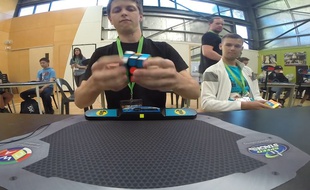Il fait un Rubik's Cube en 4,73 seconde