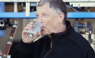 Le milliardaire américain Bill Gates en train de boire de l'eau obtenue à partir de matières fécales.