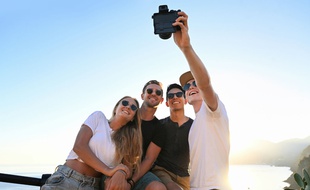 Grâces aux appareils hybrides, les jeunes se laissent séduire par des appareils photos à la qualité Reflex.