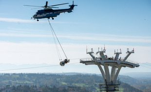 L'hélicoptère Puma, chargé de tirer les premiers câbles du téléphérique urbain de Toulouse, le jeudi 12 novembre 2020.